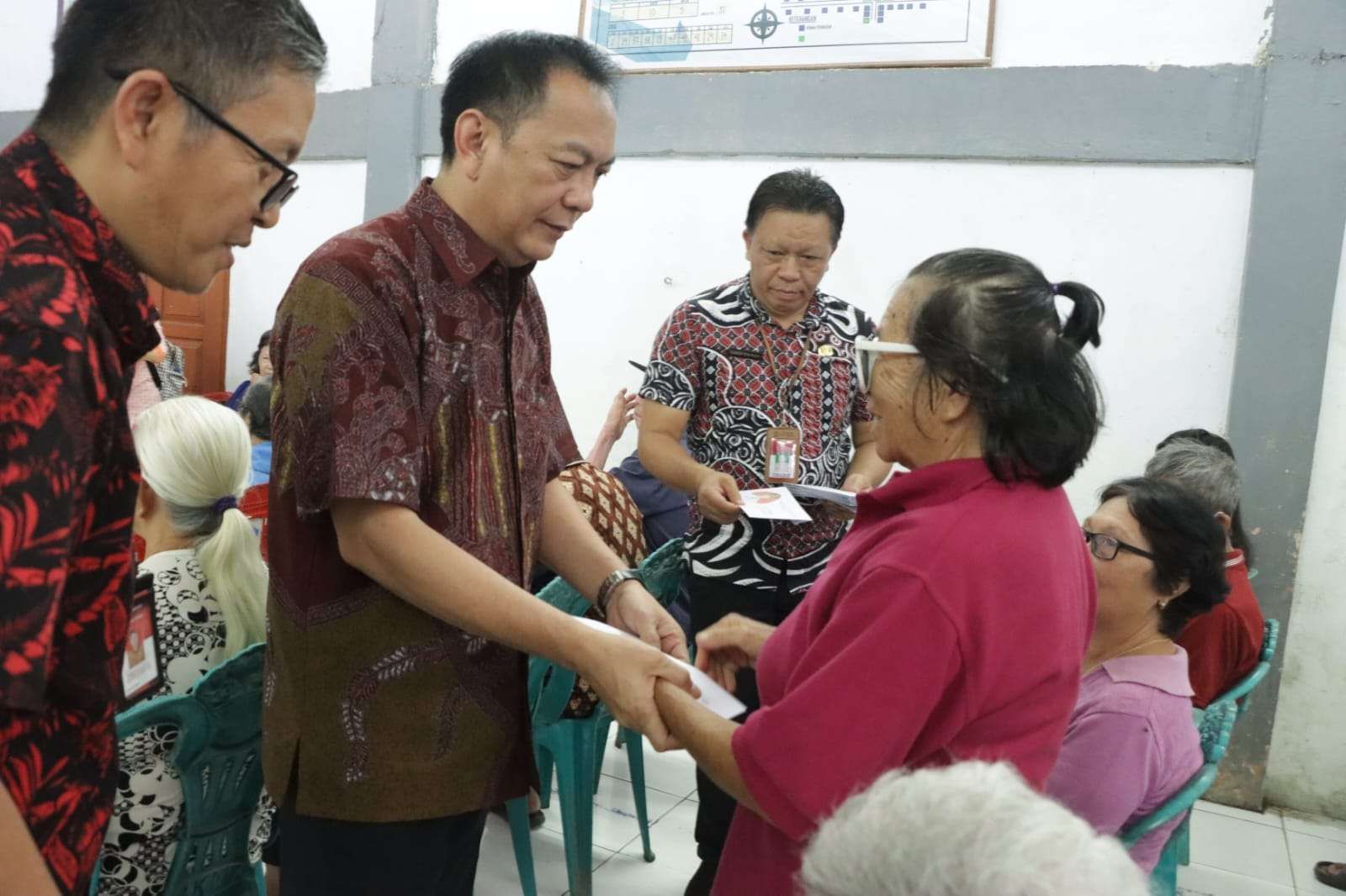 Dok. Walikota Tomohon Caroll Senduk saat menyerahkan Bantuan Sosial Insentif Lansia beberapa waktu lalu