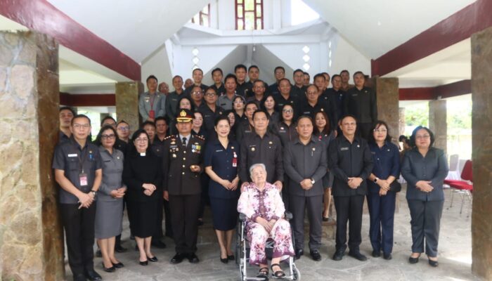 HUT Kota Tomohon ke-22, Walikota Caroll Bersama Forkopimda Ziarah di Makam Mantan Walikota dan Bupati Minahasa