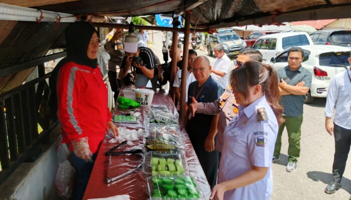 Disambut Warga Kamja, Wawali Sendy Sempatkan Beli Takjil