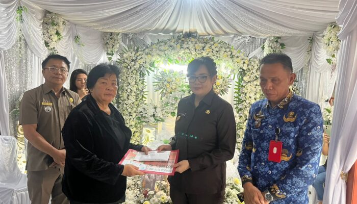 Pemkot Tomohon Peduli Warga Berduka, Wawali Sendy Serahkan Santunan Duka kepada Keluarga Masiri Rambing