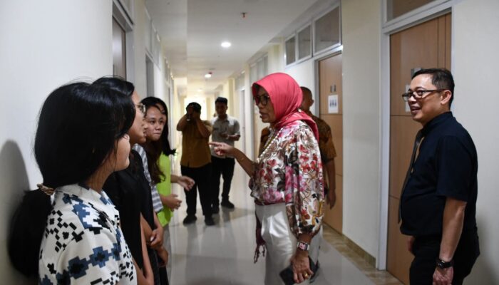 Kunjungan Prof Tjitjik Srie Tjahjandarie ke Asrama Mahasiswa Nusantara Diterima Langsung Rektor Unsrat