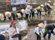 Wabup Vanda Sarundajang Ikut Tanam Padi Bersama di Desa Touliang Kakas