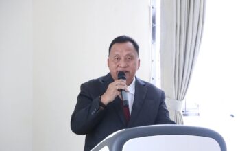 Dihadapan Tim Penguji, Bupati Robby Dondokambey Paparkan Hasil Penelitian Disertasi Program Doktor Manajemen Pendidikan Pada Ujian di Unima 5 IMG 20251031 WA0050