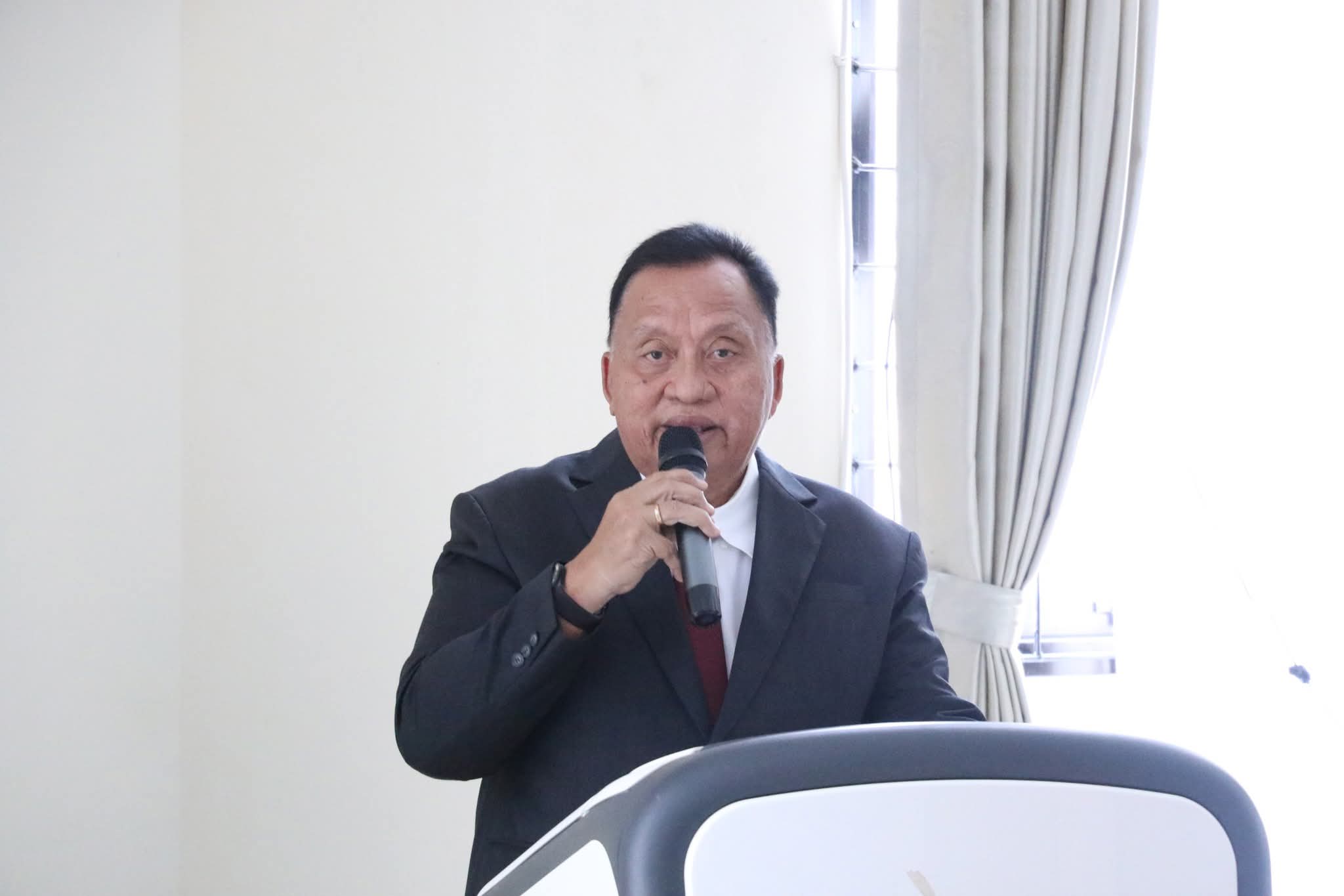 Dihadapan Tim Penguji, Bupati Robby Dondokambey Paparkan Hasil Penelitian Disertasi Program Doktor Manajemen Pendidikan Pada Ujian di Unima 1 IMG 20251031 WA0050