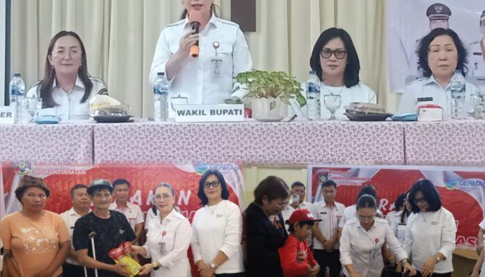 Wabub VaSung Serahkan Bantuan di Bakti Sosial Hari Jadi Minahasa ke-597 di Langowan