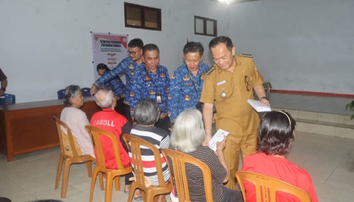 Pemkot Tomohon Salurkan Bantuan untuk 476 Lansia, Pastikan Akses Kesehatan dan Pendidikan Tetap Gratis 3 315064