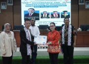 Wabup Vasung Serahkan Sejumlah Buku Karya S.H. Sarundajang di UNIMA