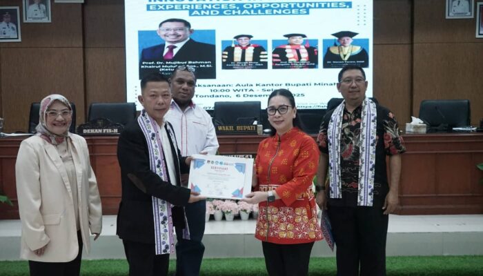 Wabup Vasung Serahkan Sejumlah Buku Karya S.H. Sarundajang di UNIMA