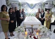 Ibunda Mantan Bupati Minahasa Royke Roring Berpulang, RD-Vasung Melayat di Rumah Duka dan Ucapkan Turut Berduka Cita