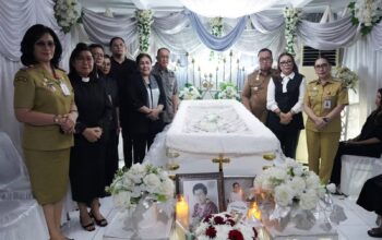 Ibunda Mantan Bupati Minahasa Royke Roring Berpulang, RD-Vasung Melayat di Rumah Duka dan Ucapkan Turut Berduka Cita