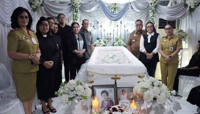 Ibunda Mantan Bupati Minahasa Royke Roring Berpulang, RD-Vasung Melayat di Rumah Duka dan Ucapkan Turut Berduka Cita