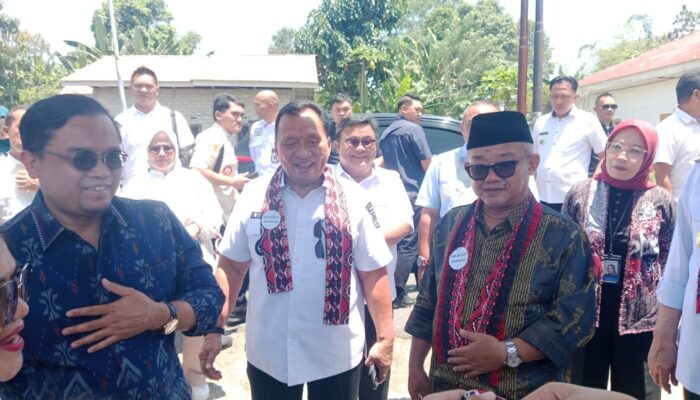 Bupati Robby Dondokambey Dampingi Kunker Mendikdasmen RI di SD Negeri Ampreng, Langowan Barat