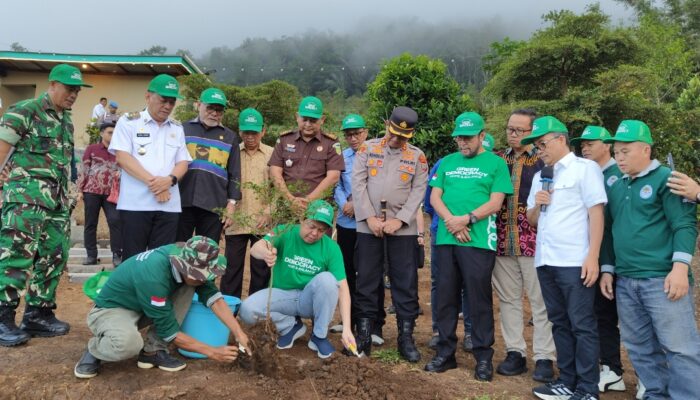 Dimotori Senator Steva, Pimpinan DPD RI Tanam Bibit Pohon di Tomohon, Dorong Konsep Green Democracy