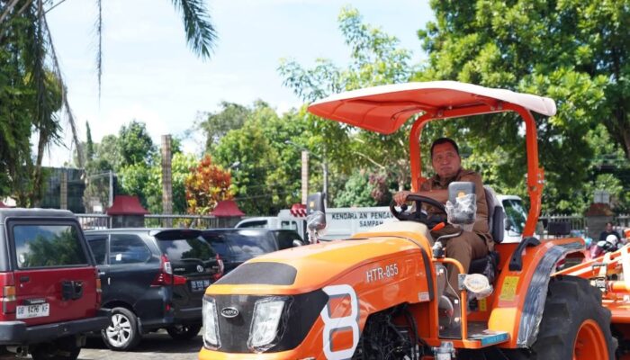 Apresiasi Kinerja Dinas Pertanian, Bupati RD Serahkan Bantuan Alsintan bagi Kelompok Tani dan Ingatkan Pentingnya Perawatan