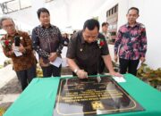 BUPATI ROBBY DONDOKAMBEY RESMIKAN KANTOR DESA DAN GEDUNG SERBAGUNA TOLOK SATU
