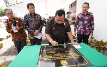 BUPATI ROBBY DONDOKAMBEY RESMIKAN KANTOR DESA DAN GEDUNG SERBAGUNA TOLOK SATU