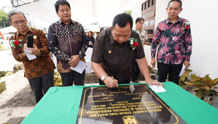BUPATI ROBBY DONDOKAMBEY RESMIKAN KANTOR DESA DAN GEDUNG SERBAGUNA TOLOK SATU