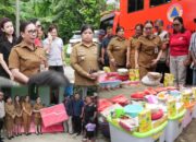 Pasca Bencana Angin Puting Beliung di Desa Totolan, Pemkab Minahasa melalui Wabub VaSung Serahkan Bantuan pada Keluarga Terdampak