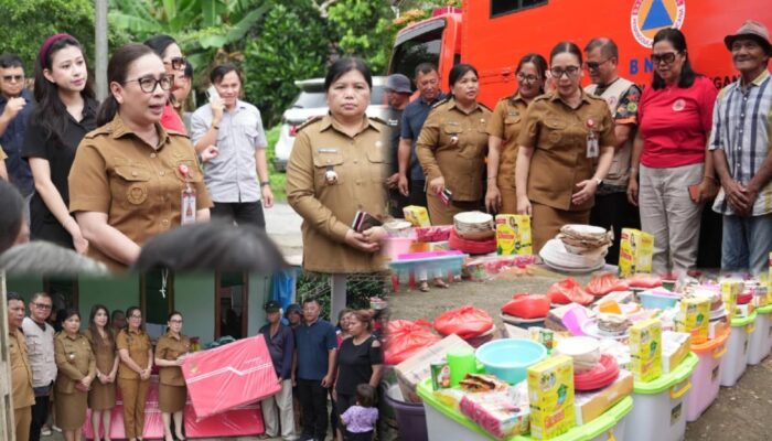 Pasca Bencana Angin Puting Beliung di Desa Totolan, Pemkab Minahasa melalui Wabub VaSung Serahkan Bantuan pada Keluarga Terdampak