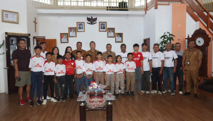 Wali Kota Caroll Senduk Lepas Tim SSB Bina Putra Tomohon ke Forum Sepakbola Anak Indonesia 2026