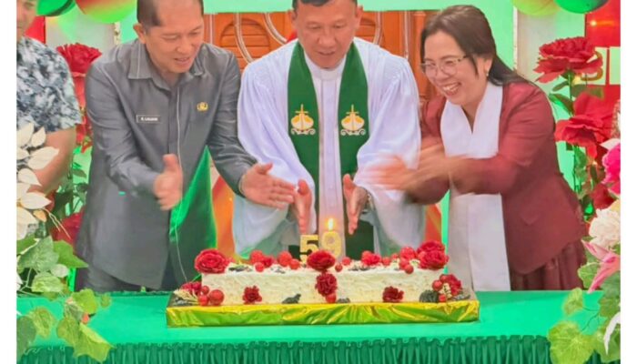Kadis Kominfo Ricky Laloan Bacakan Sambutan Bupati Minahasa pada Ibadah Syukur HUT GMIM Baitlahim Kauneran ke-59