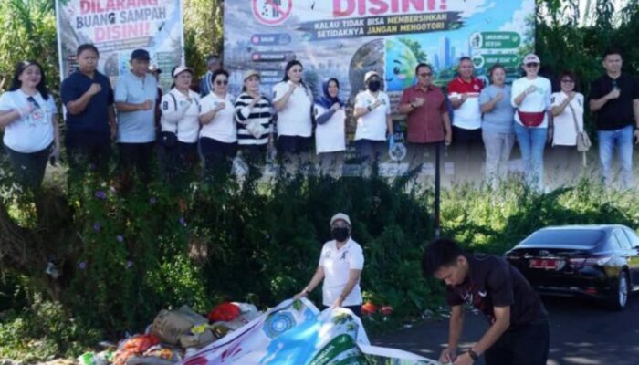 Ketua TP-PKK Martina Dondokambey-Lengkong Gerakkan Bersih-bersih, Tegas Pasang Baliho Larangan Buang Sampah