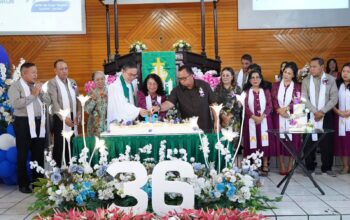 Bupati Robby Dondokambey dan Ketua TP-PKK Martina Dondokambey -Lengkong Hadiri Ibadah Ibadah Syukur HUT GMIM Alfa Omega Rinegetan Ke-36
