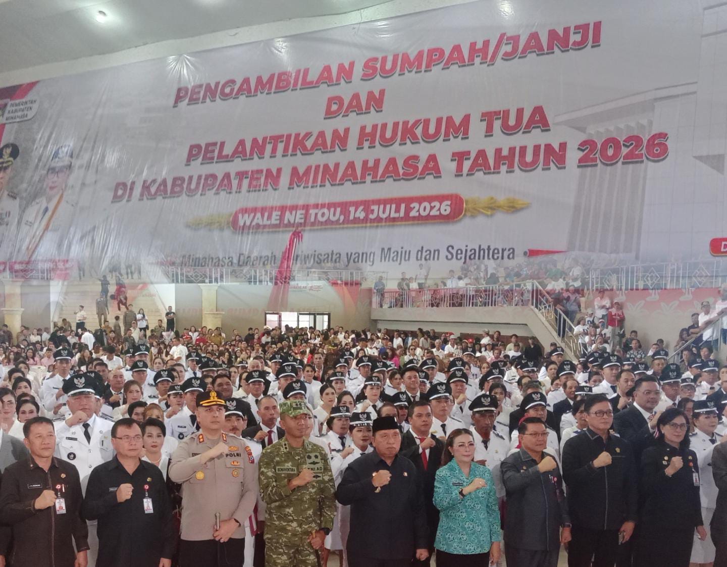 Foto: Pelantikan dan pengambilan sumpah dan janji Hukum tua terpilih di Minahasa oleh bupati Minahasa Robby Dondokambey.