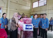 Wawali Sendy Salurkan Bantuan Atensi Kemensos untuk Warga Tomohon
