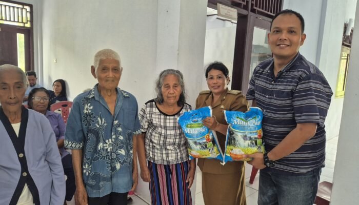 Kejari Kepulauan Talaud Salurkan Peduli Lansia, 55 Warga Terima Bantuan Beras