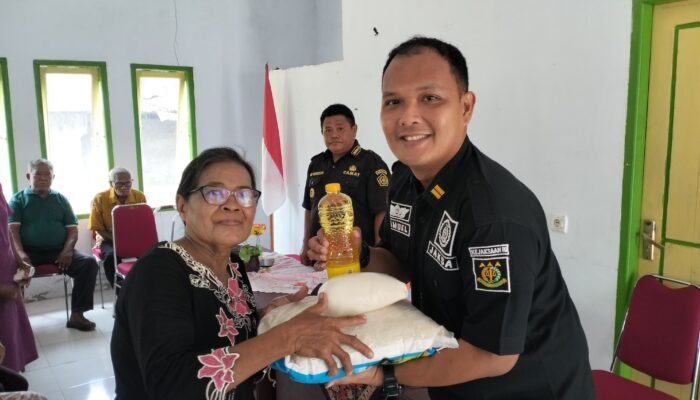 Kejari Talaud Salurkan Bantuan Sembako untuk 60 Lansia di Rainis dan Tule Utara
